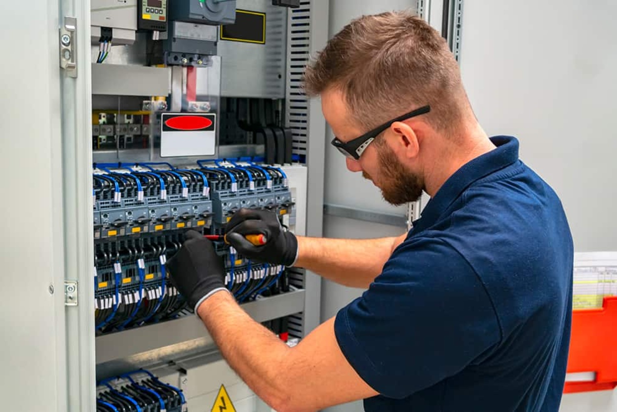Servicetechniker (m/w/d) bei Elektro Schneider in Neukirchen