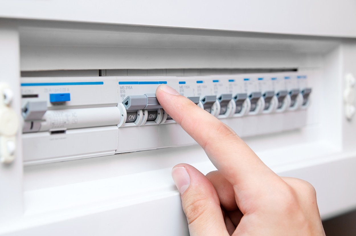 Schalt­schrank­bau bei Elektro Schneider in Neukirchen